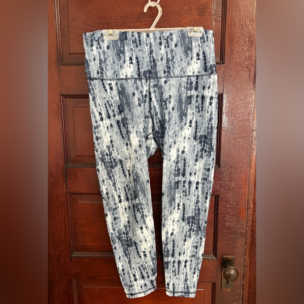 Old Navy Active High-rise Powersoft Leggings in light and dark blue print.